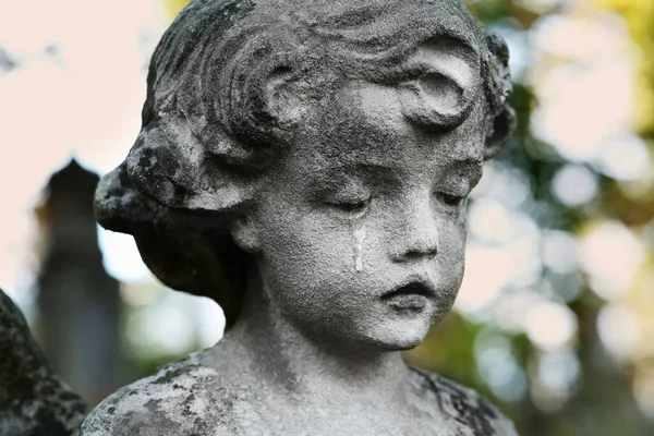 墓地里美丽的天使雕像 宗教标志 — 图库照片