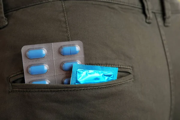 Jeans Mit Tabletten Und Kondom Der Tasche Nahaufnahme Potenzproblem — Stockfoto