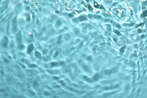 Closeup Άποψη Του Νερού Τσαλακωμένη Επιφάνεια Γαλάζιο Φόντο — Φωτογραφία Αρχείου