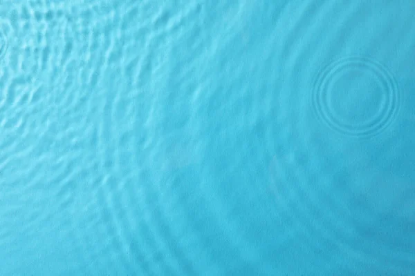 Água Clara Com Superfície Ondulada Fundo Azul Claro Vista Superior — Fotografia de Stock