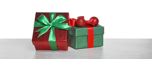 Presentes Natal Belas Caixas Decoradas Mesa Cinza Contra Fundo Branco — Fotografia de Stock