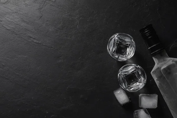 Bir Şişe Votka Shot Bardakları Buz Küpleri Siyah Masada Düz — Stok fotoğraf