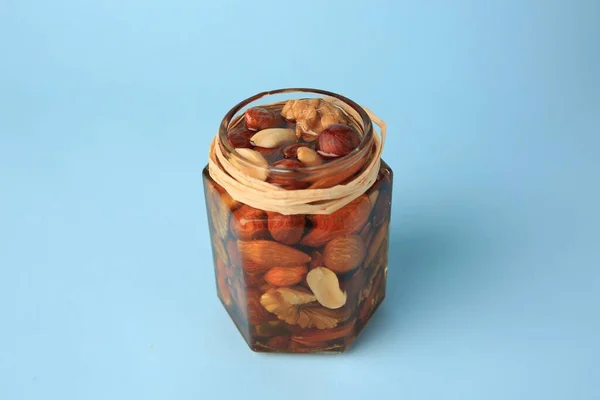 Jar Dengan Kacang Yang Berbeda Lezat Dan Madu Latar Belakang — Stok Foto