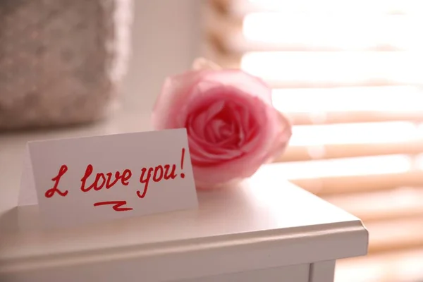 我爱你 的便条 粉红的玫瑰在房间的白桌子上 — 图库照片