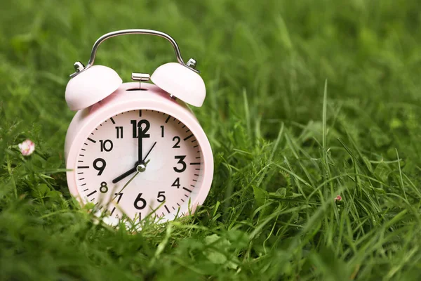 Relógio Alarme Rosa Grama Verde Livre Espaço Para Texto — Fotografia de Stock