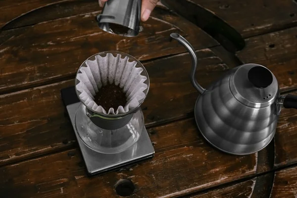 カフェの木製テーブルの上のコーヒー 波のドリッパー ケトル付きカップ — ストック写真