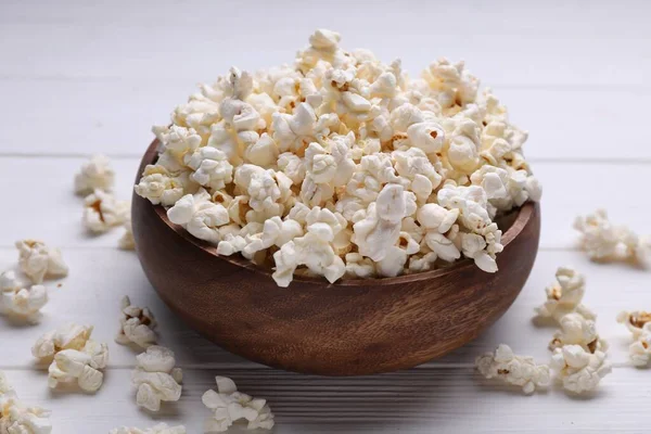 Leckeres Popcorn Auf Weißem Holztisch Nahaufnahme — Stockfoto