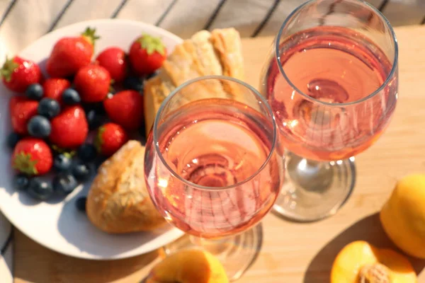 Ποτήρια Από Νόστιμο Ροζέ Κρασί Και Φαγητό Ξύλινη Σανίδα Κοντινό — Φωτογραφία Αρχείου