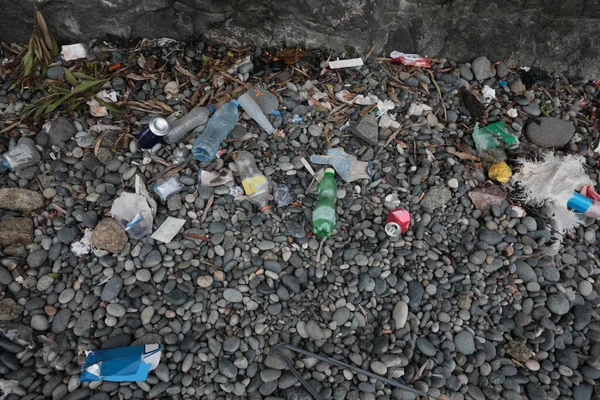 Śmieci Rozrzucone Kamieniach Zewnątrz Problem Recyklingu — Zdjęcie stockowe