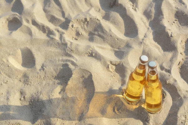 Flessen Koud Bier Zandstrand Boven Het Zicht Ruimte Voor Tekst — Stockfoto