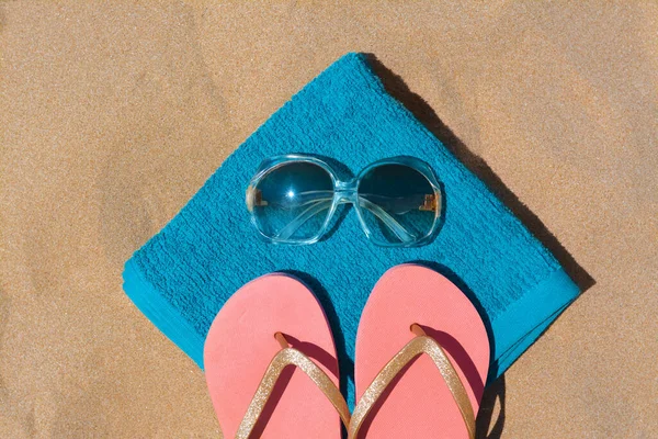 Składany Miękki Niebieski Ręcznik Plażowy Klapkami Okularami Przeciwsłonecznymi Piasku Płaski — Zdjęcie stockowe