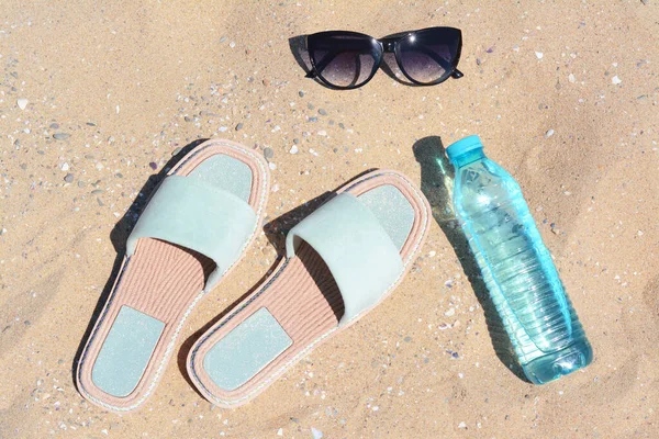 Elegantes Gafas Sol Zapatillas Botella Agua Sobre Arena Accesorios Playa — Foto de Stock