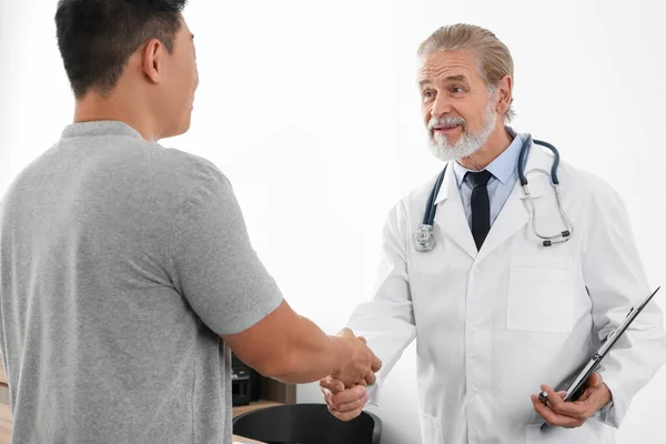 医師が病院で患者と握手 — ストック写真