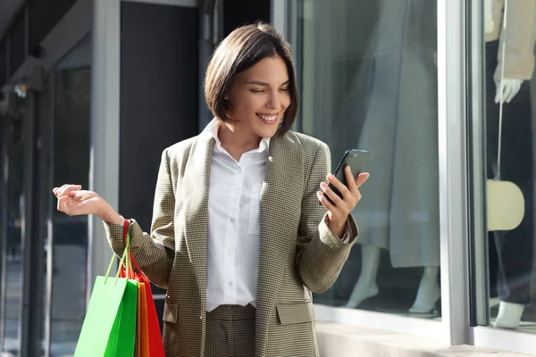 Sonderaktion Glückliche Junge Frau Mit Einkaufstaschen Und Smartphone Auf Der — Stockfoto