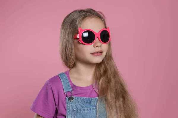 Menina Óculos Sol Elegantes Fundo Rosa — Fotografia de Stock