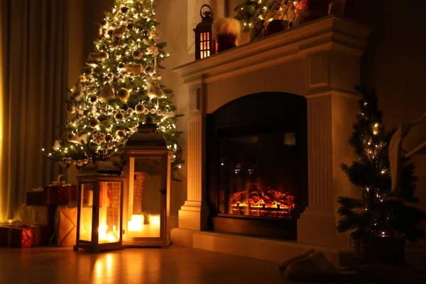 Lareira Bonita Árvore Natal Outras Decorações Sala Estar Noite Design — Fotografia de Stock