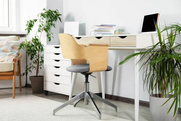 Beautiful Workplace Laptop White Wooden Table Chair Houseplants Room — Fotografia de Stock