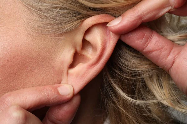 Nahaufnahme Einer Frau Die Ihr Ohr Berührt — Stockfoto
