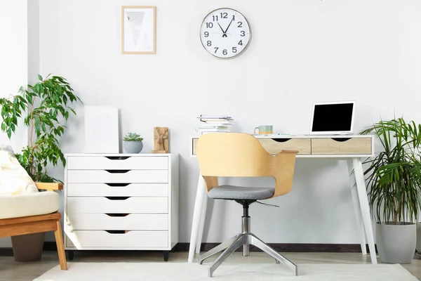 Beautiful Workplace Laptop White Wooden Table Chair Houseplants Room — Foto Stock