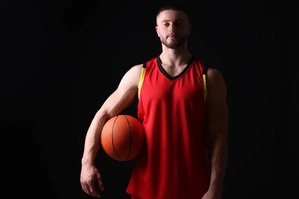Pemuda Atletik Dengan Bola Basket Latar Belakang Hitam — Stok Foto