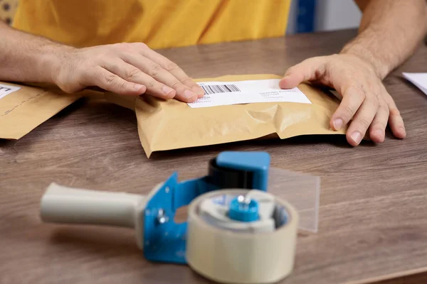 Postkantoor Werknemer Plakken Barcode Perceel Aan Balie Binnen Close — Stockfoto