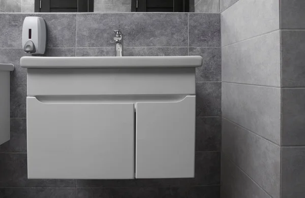 洗練された白いシンクとグレーのタイルと公衆トイレのインテリア — ストック写真