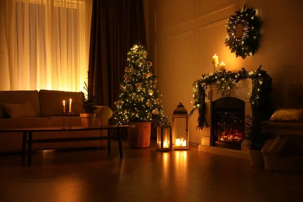 暖炉と夕方にクリスマスの装飾が施された美しい部屋のインテリア — ストック写真