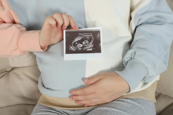 Schwangere Mit Ultraschallbild Des Babys Auf Sofa Nahaufnahme — Stockfoto