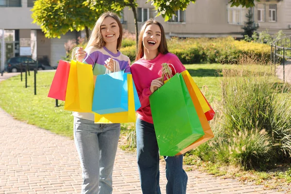 Schöne Junge Frauen Mit Einkaufstüten Auf Der Straße — Stockfoto