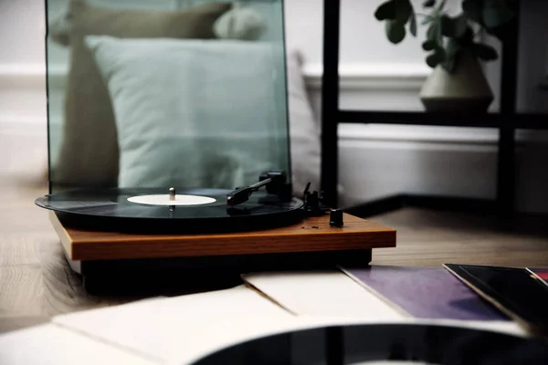 床にビニールレコードを屋内でスタイリッシュなターンテーブル — ストック写真