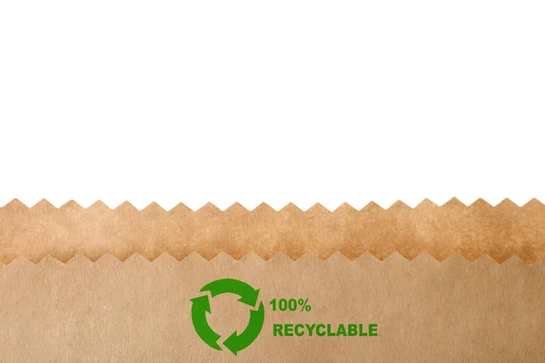 白い背景にリサイクルのシンボルを持つ紙袋 環境に優しいパッケージ — ストック写真