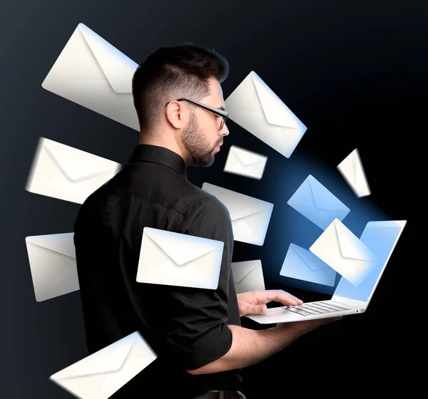 Email Spam Νεαρός Φορητό Υπολογιστή Και Πολλά Γράμματα Μαύρο Φόντο — Φωτογραφία Αρχείου