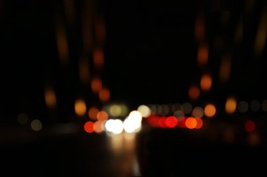 Gece şehir ışıklarının bulanık görüntüsü. Bokeh etkisi