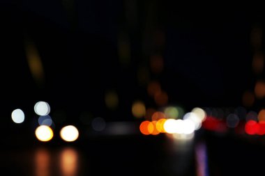 Gece şehir ışıklarının bulanık görüntüsü. Bokeh etkisi
