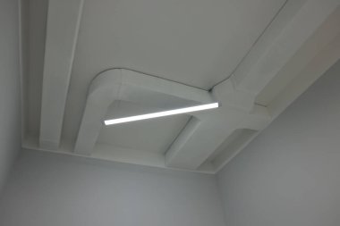 Yenilenmiş odada modern ışıklandırmalı tavan.