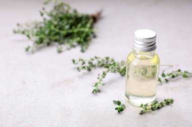 Açık gri masa üzerinde kekik yağı, metin için boşluk