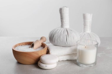 Açık gri mermer masa üzerinde bakım ürünleri ile spa bileşimi