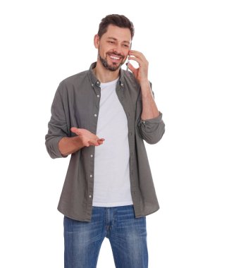 Beyaz arka plan karşı telefonda konuşan adam