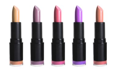 Beyaz arkaplanda farklı güzel rujlarla ayarlanmış