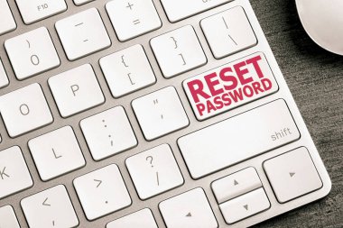 Klavyede PASSWORD GÜVENLİĞİ yazan düğme, üst görünüm
