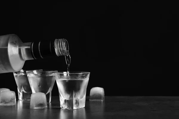Versare Vodka Dalla Bottiglia Vetro Cubetti Ghiaccio Sul Tavolo Grigio — Foto Stock