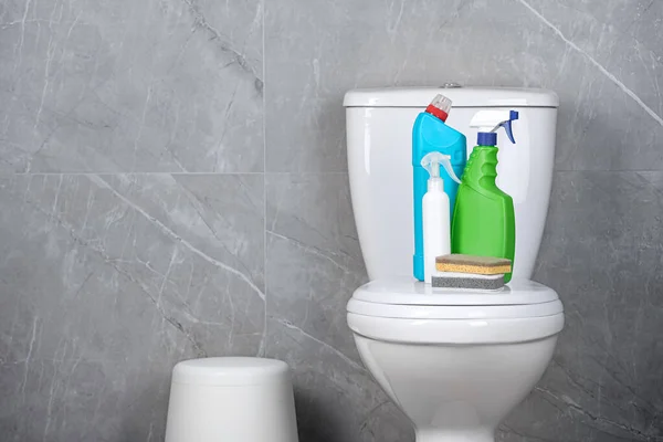 Tuvaletteki Temizlik Malzemeleri Mesaj Atmak Için Yer — Stok fotoğraf