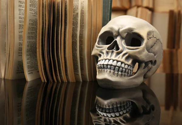Crânio Humano Livro Velho Mesa Espelho — Fotografia de Stock