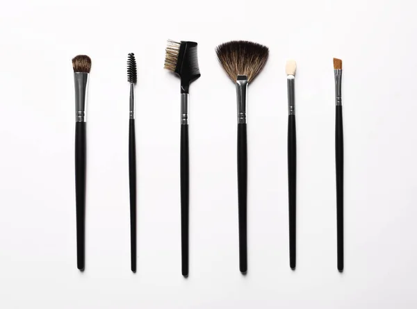 Sikat Makeup Berbeda Pada Latar Belakang Putih Lay Rata — Stok Foto