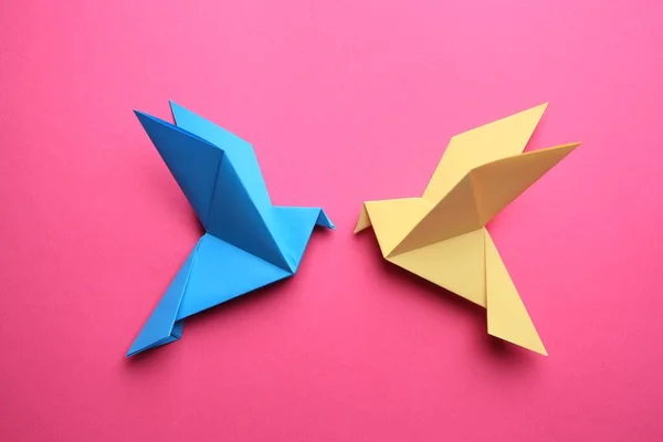 Belos Pássaros Origami Coloridos Fundo Rosa Flat Lay — Fotografia de Stock