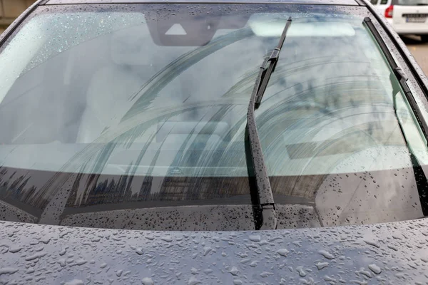Car Wipers Cleaning Water Drops Windshield Glass Closeup — Stock Photo, Image