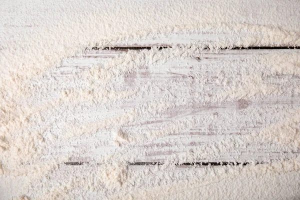 白い木製のテーブルの上に小麦粉 トップビュー — ストック写真