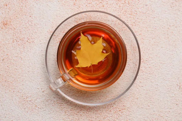Kupa Ízletes Tea Őszi Sárga Levél Színes Háttér Felső Nézet — Stock Fotó