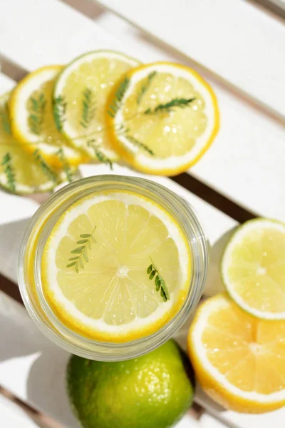 Heerlijke Verfrissende Limonade Stukjes Citrus Witte Houten Tafel Buiten Vlak — Stockfoto