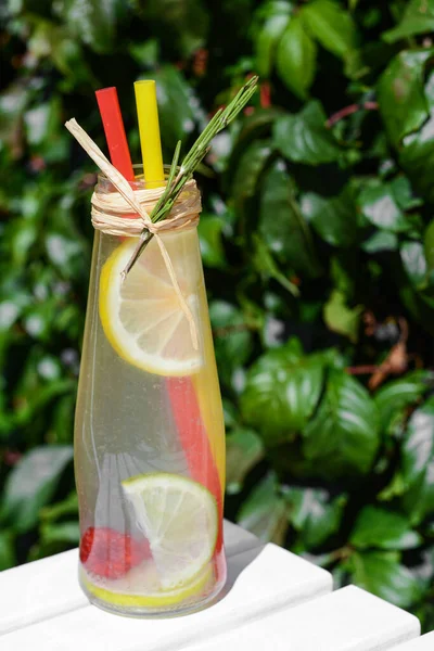 Erfrischend Leckere Limonade Serviert Glasflasche Auf Weißer Holzoberfläche Nahaufnahme — Stockfoto